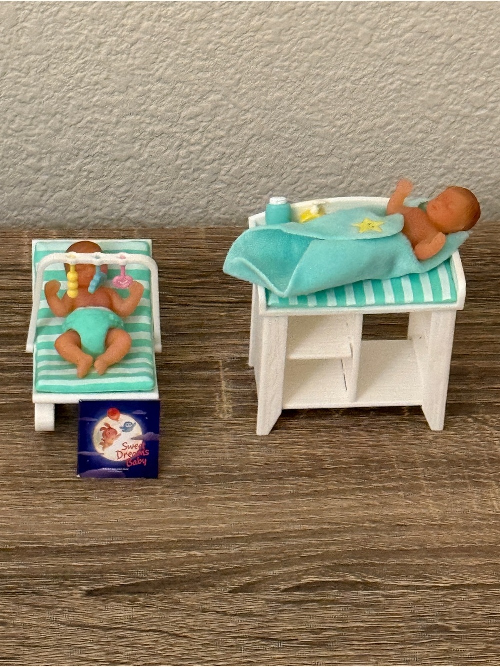 Zuru My Mini Baby Series 1 teal green Bouncer & Changing table bundle